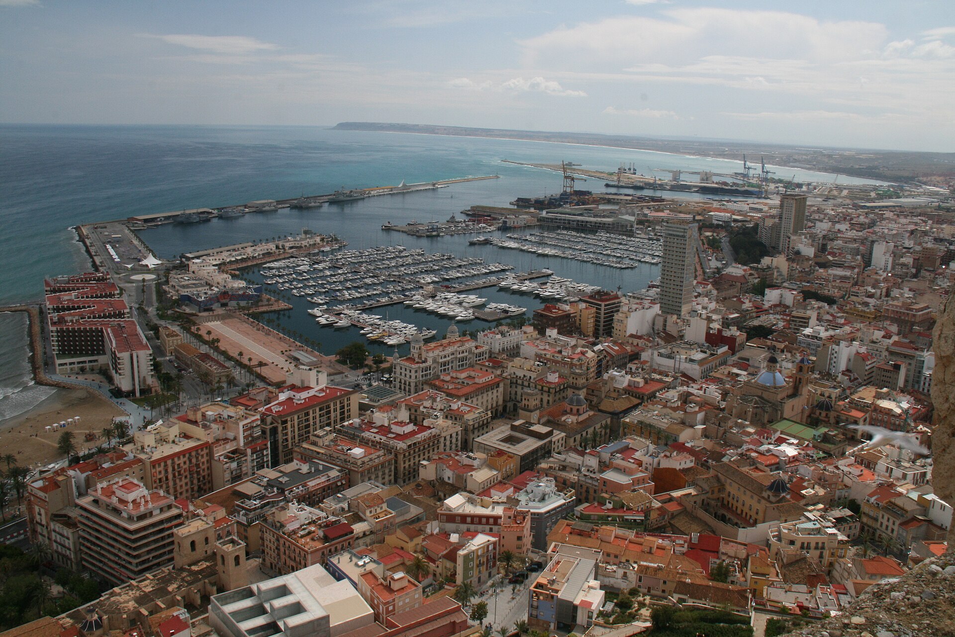 Cidade da costa mediterrânea espanhola — alugar na Espanha sem holerite